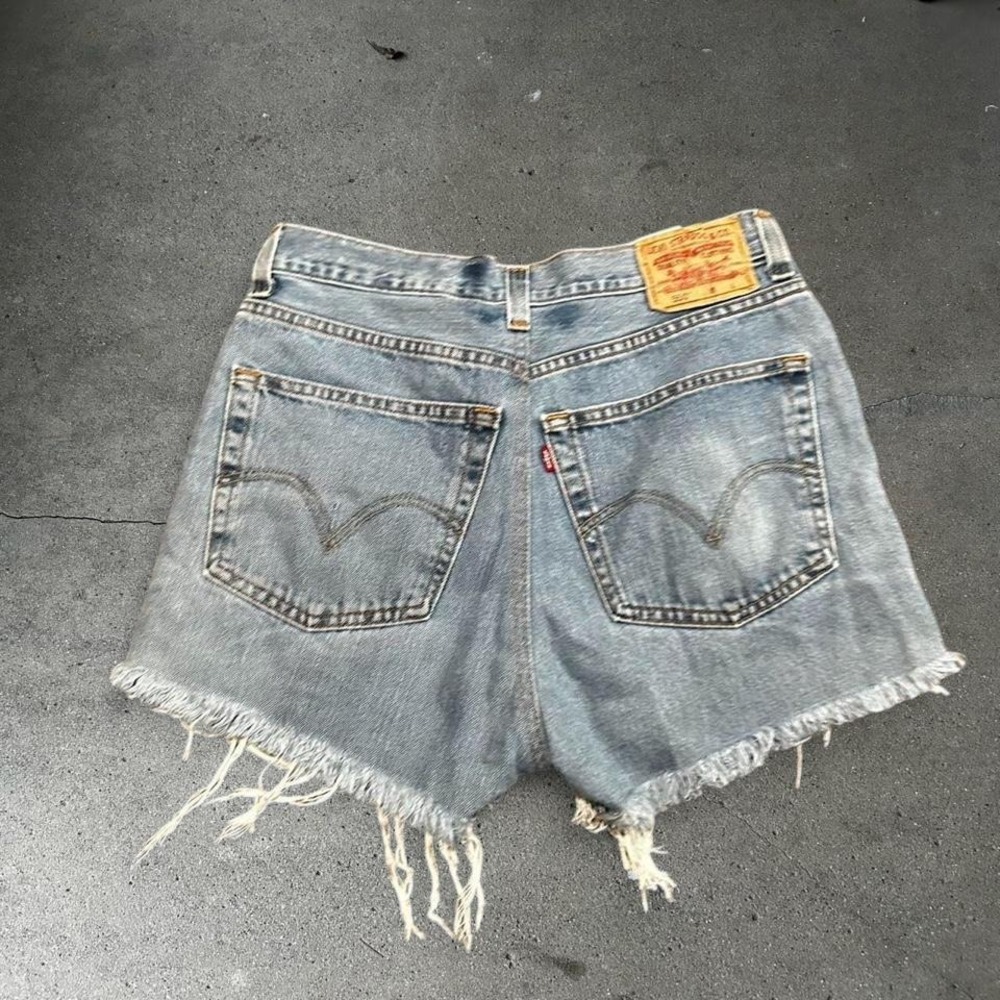 Vintage women's Levi's 550 light wash distressed high rise micro shorts 30" - Picture 2 of 6